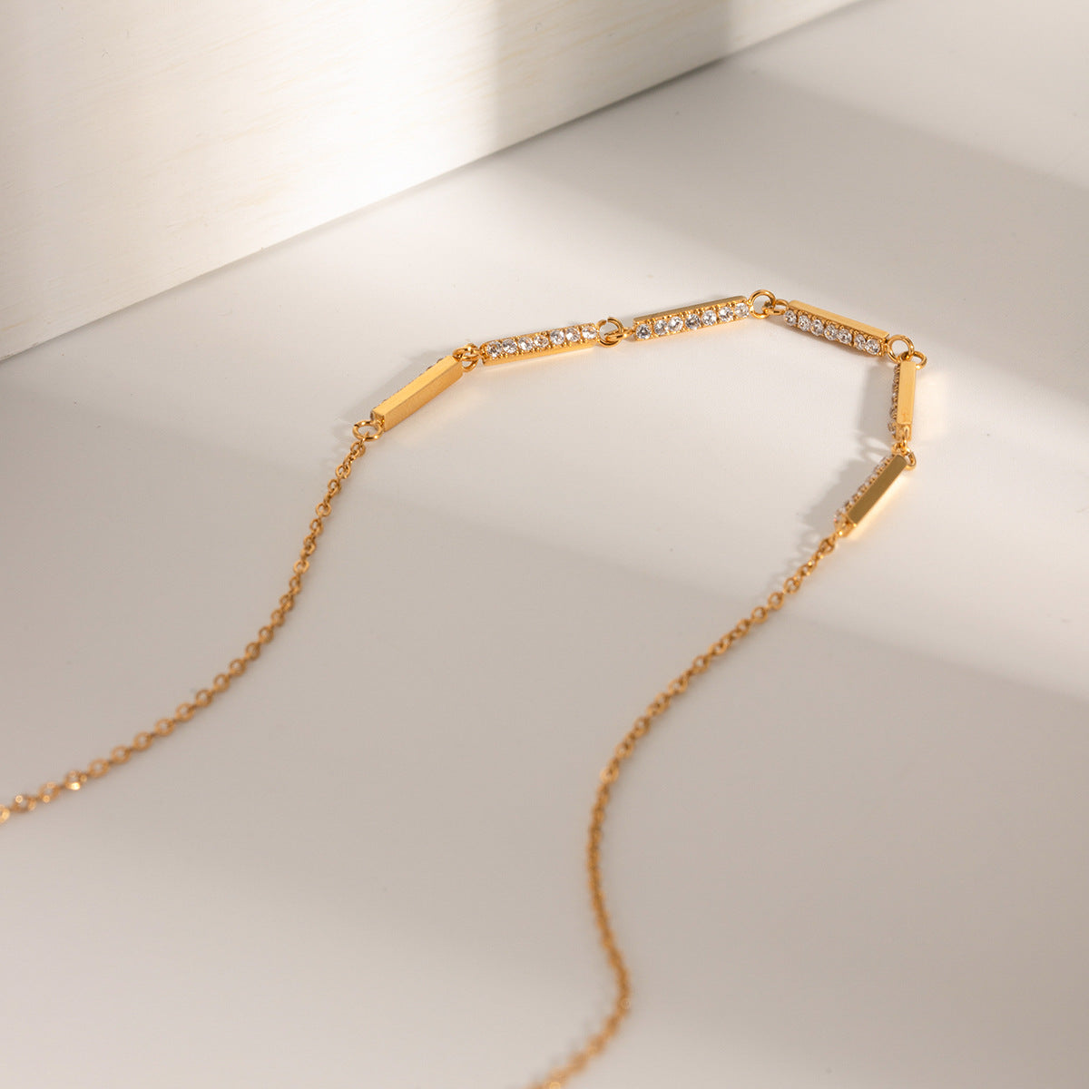 European And American Minimalist Womens 18k Gold Stainless Steel Necklace With Rhinestone Inlay
