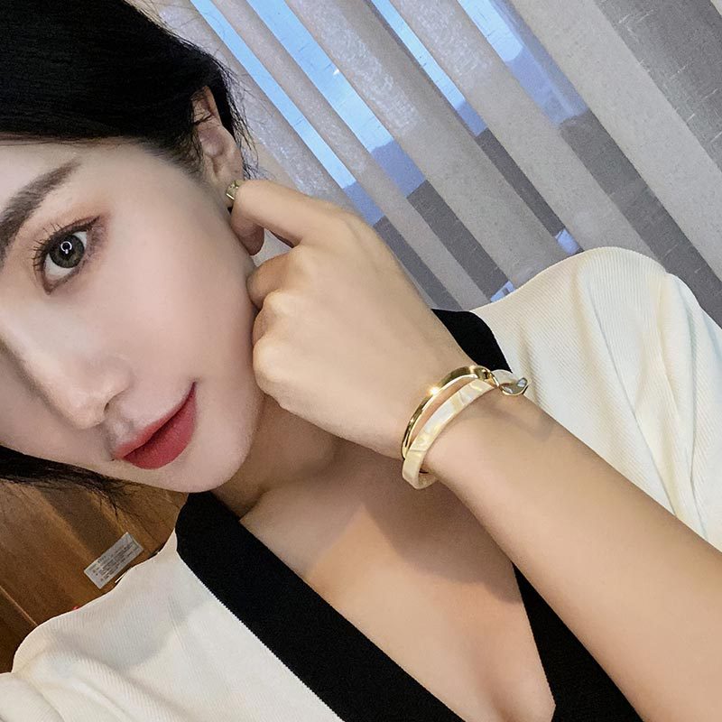 Adjustable Layered Shellfish Bracelet for Women