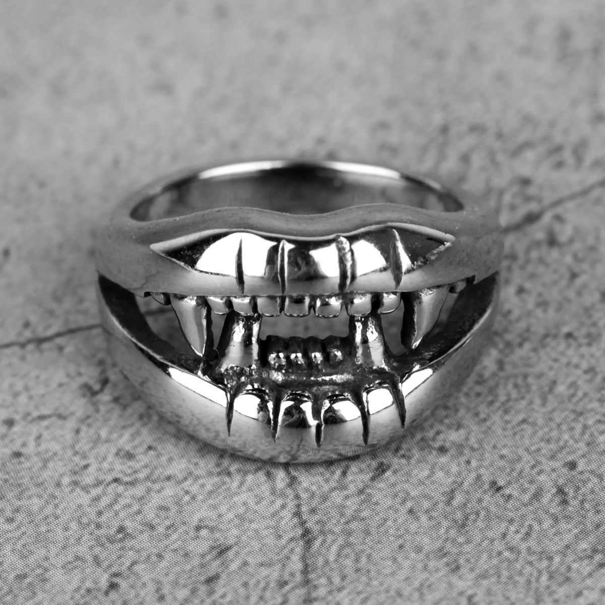 Unisex Titanium Steel Eagle Claw Ring – Vintage Polished Statement Band