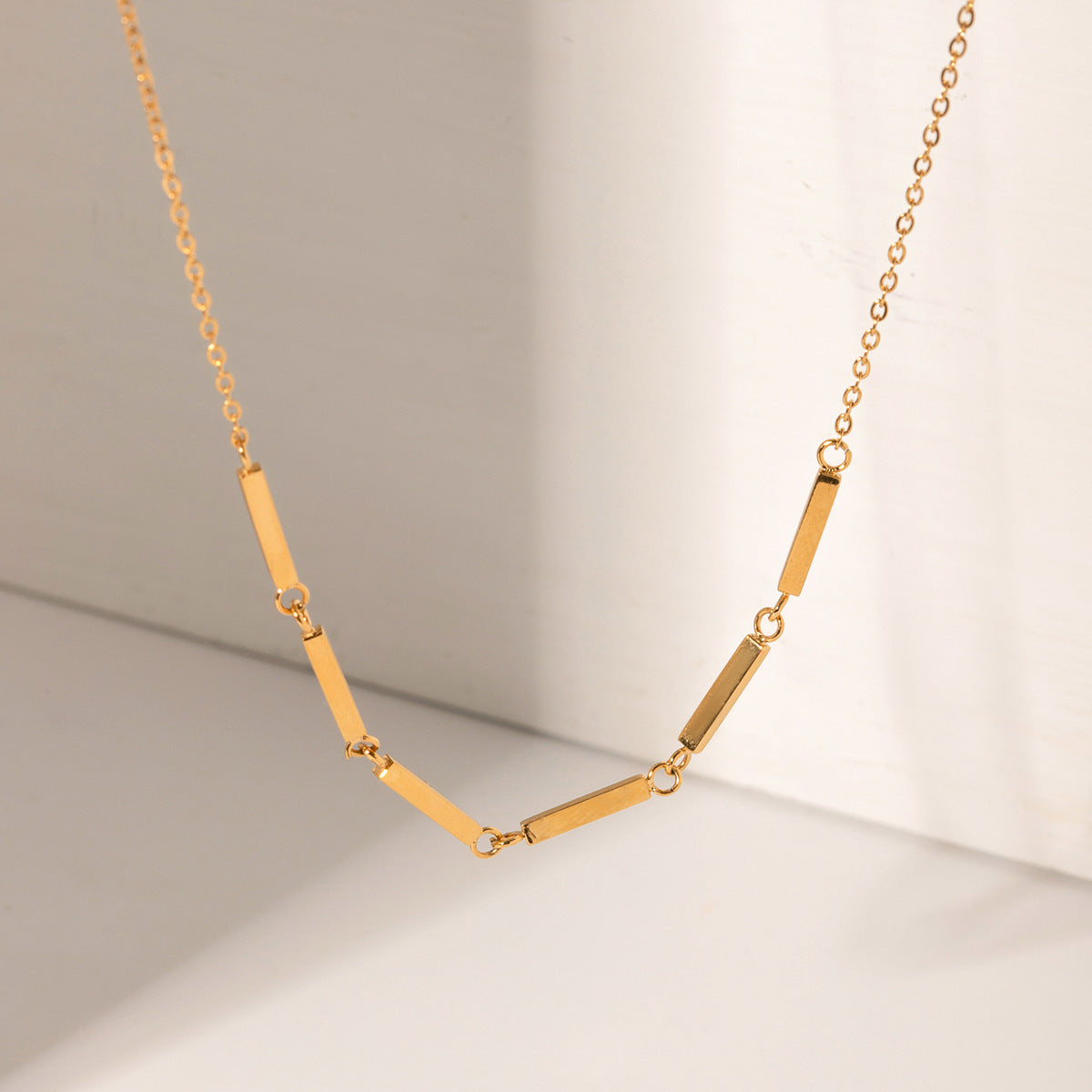 European And American Minimalist Womens 18k Gold Stainless Steel Necklace With Rhinestone Inlay