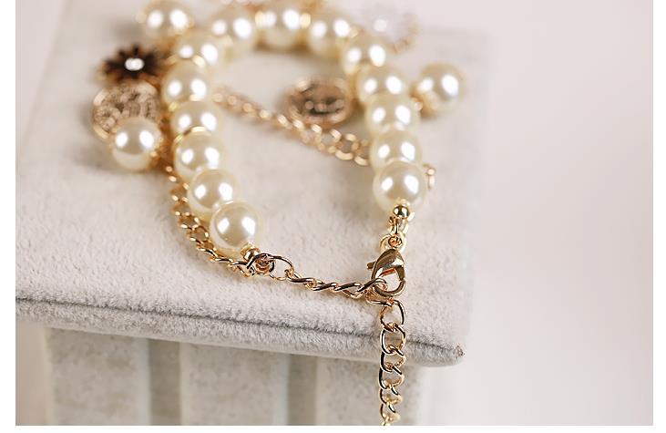 Women's Pearl Flower Bracelet – Elegant Floral Bead Bracelet in White