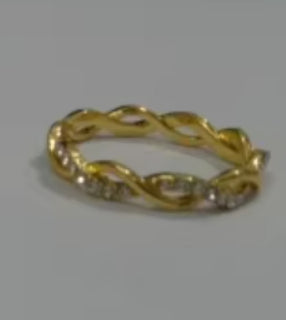 Diamond-Encrusted Twist Design Minimalist Fashion Ring